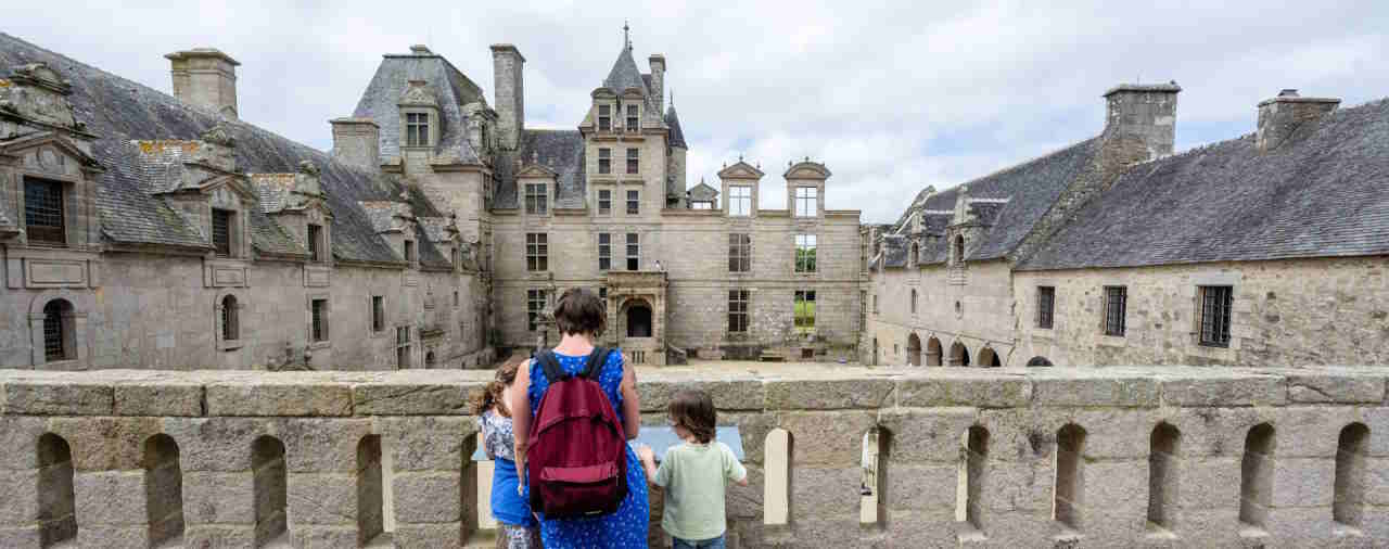 Château de Kerjean- Image - Terrasse avec famille