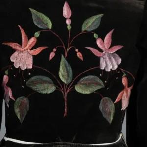 Costumes, textiles, accessoires et bijoux