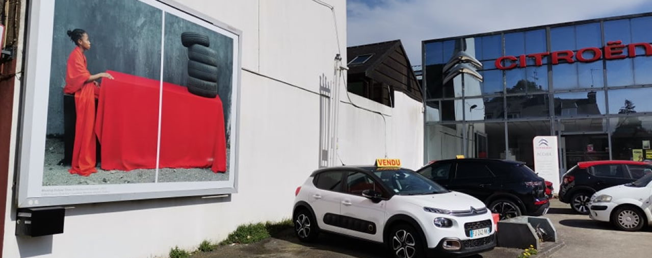 Abbaye de Daoulas - Image - Photo de Maïmouna Guerresi sur le mur du Garage Citroën de Daoulas - Les balades photographiques de Daoulas 2022 copy