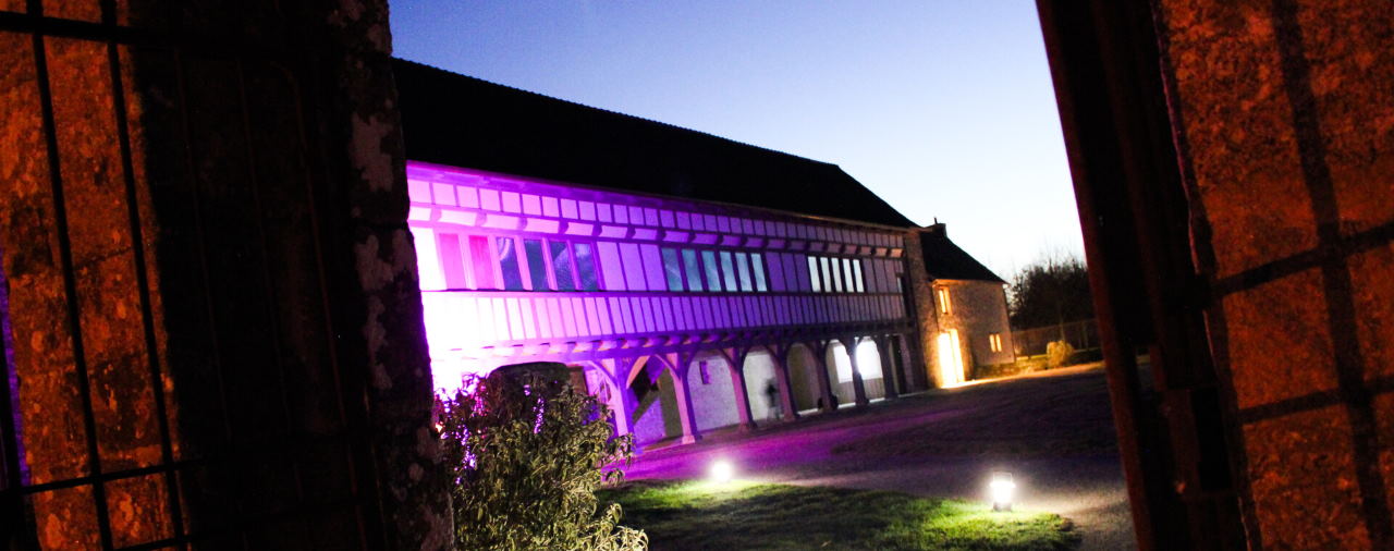 Manoir de Kernault - Image - Grenier à pans de bois de nuit