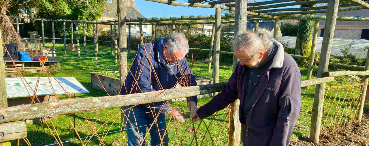 Abbaye du Relec - Image Atelier constructions paysagère, tresser l'osier - Au pied de mon arbre en pratique