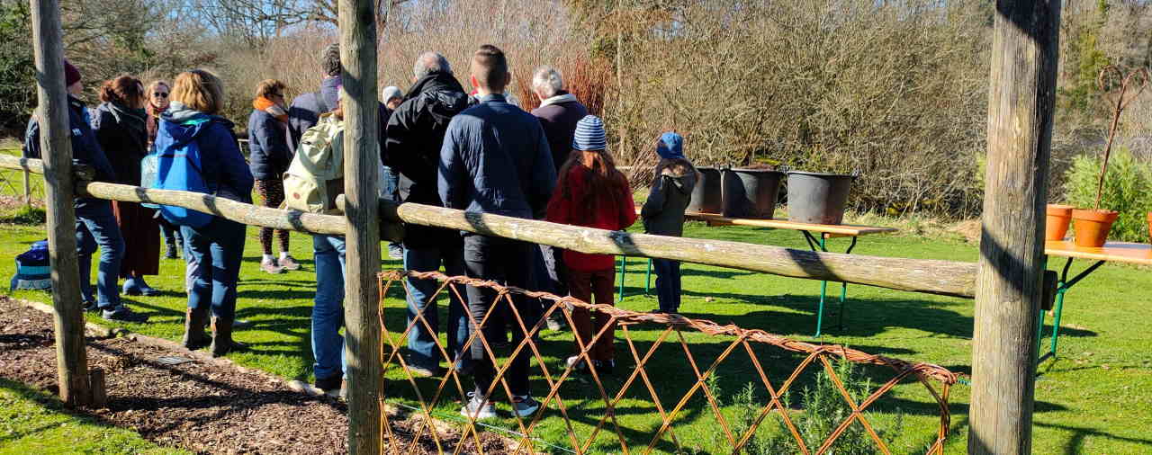 Abbaye du Relec - Image Atelier constructions paysagère, tresser l'osier - Avec public - Au pied de mon arbre en pratique