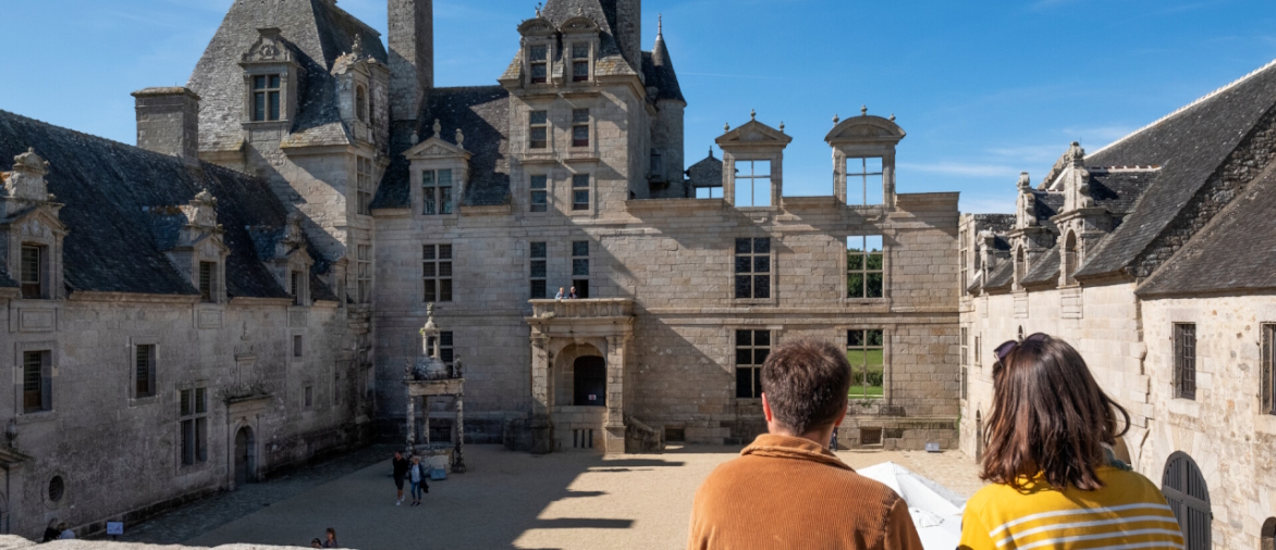 Château de Kerjean - Image - Un été à Kerjean (vue de la balustrade)