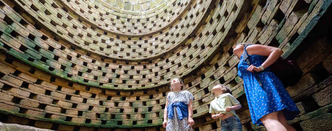 Château de Kerjean - Image famille dans colombier - Rendez-vous aux jardins