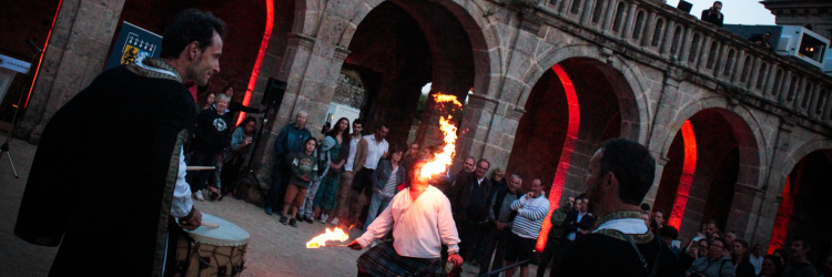 Château de Kerjean - Image - Nuits de Kerjean - Musiciens + Cracheur de feu