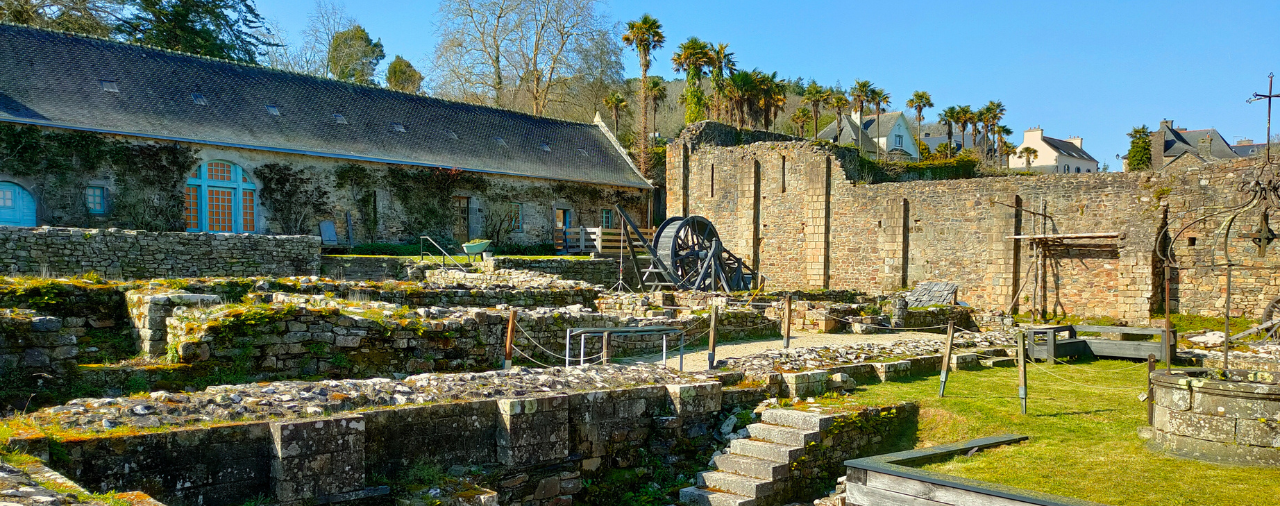 Abbaye de Land&eacute;vennec - site