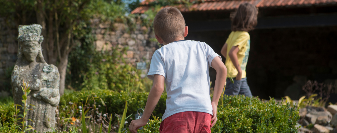 Abbaye de Land&eacute;vennec - enfants jardin