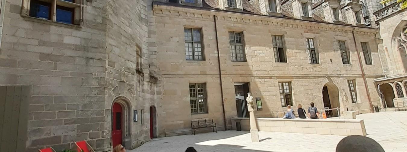 Mus&eacute;e d&eacute;partemental breton - image 1 infos pratiques la cour du Mus&eacute;e