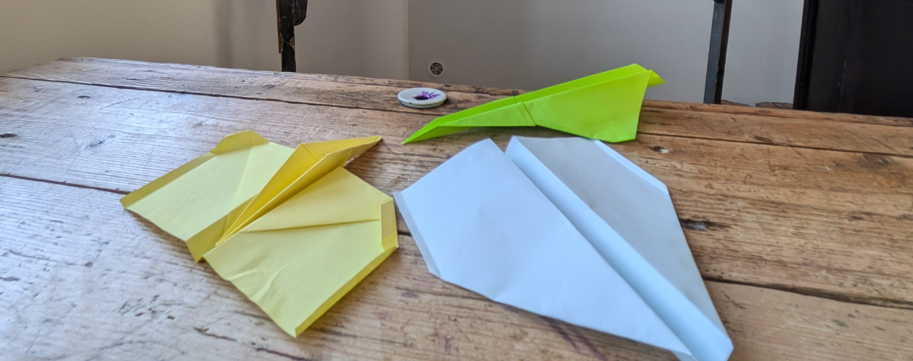 Mus&eacute;e de l'&eacute;cole - avion en papier