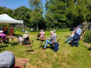 Des musiciens dans le jardin