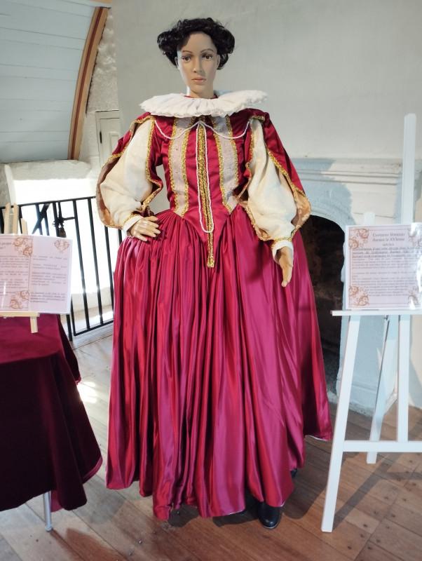 Deux jeunes couturières recréent la robe de Guillemette Barbier, fille du seigneur de Kerjean à la Renaissance !   